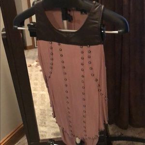 Sleeveless shirt with leather details